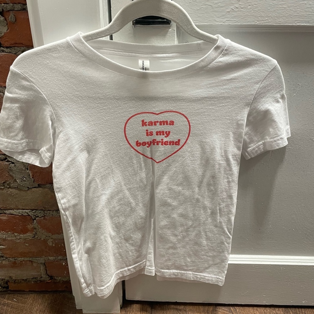 “Karma is my Boyfriend” Taylor Swift Inspired T-Shirt — Size M